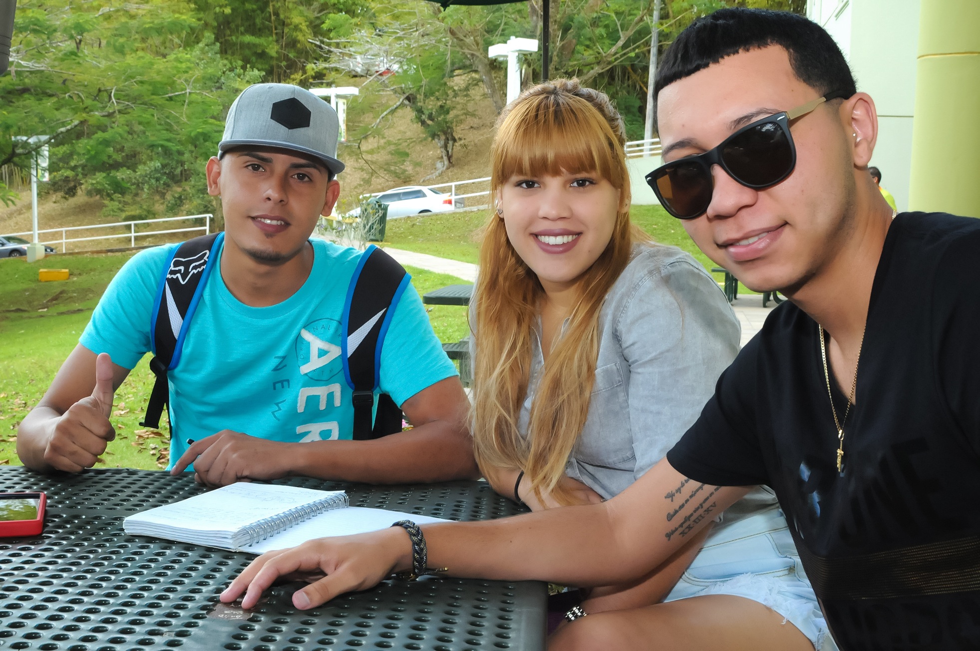 tres estudiantes compartiendo en el recinto